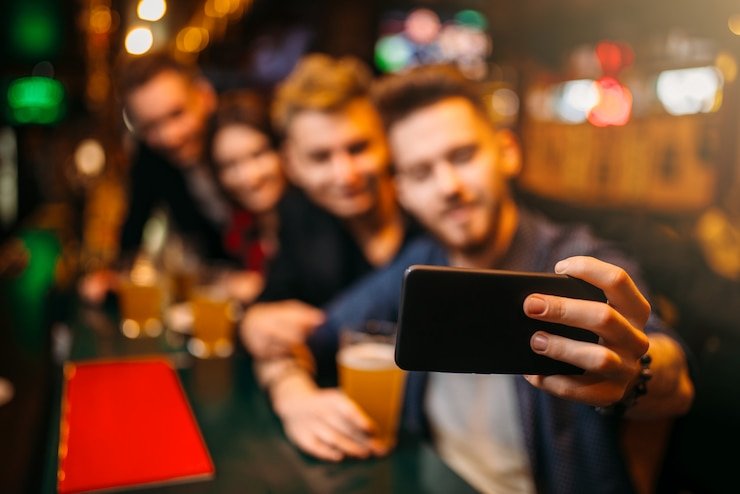 Antarmuka aplikasi mobile pho88 menampilkan meja live dealer dengan dealer profesional